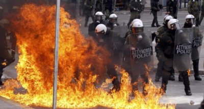 Miles de griegos toman la calle contra los recortes impuestos para evitar la quiebra 