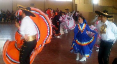 Cinco grupos de baile mostraron sus talentos ante el público en Jiménez