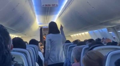 Mujer increpa a AMLO en vuelo a Mérida: "Lo único que ha logrado es destruir al país"