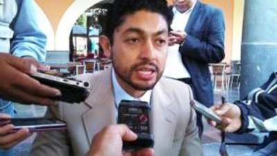 Puebla: Agarran a patadas a diputado priísta por aprobar Reforma Energética
