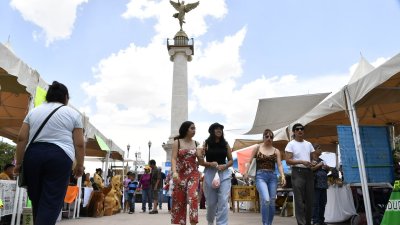 Colorido, música y familias en Feria Artesanal de la Plaza del Ángel