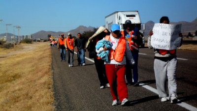 Hambrientos, sedientos y cansados marchan desde Juárez