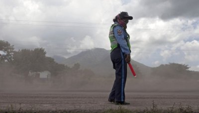 La erupción de un volcán alarma a los habitantes del oeste de Nicaragua 