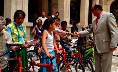 Entrega a niños rarámuris 40 bicicletas Gobernador 