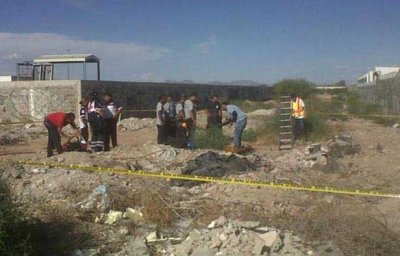 Buscan a niño que cayó a pozo de aguas negras en Torreón