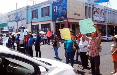 A falta de cumplimiento, protestan en Ayuntamiento de Hermosillo 
