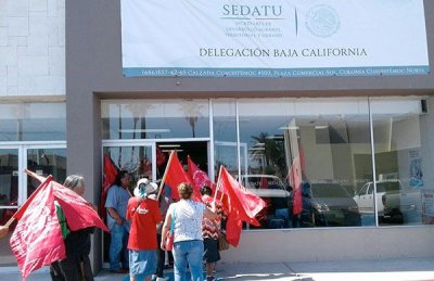 Se manifiestan mexicalenses en la SEDATU por retención de apoyos