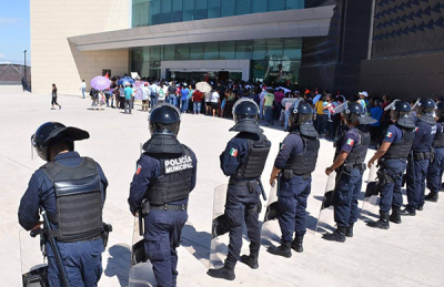 Antorchistas de Torreón buscan audiencia con el muncícipe Jorge Zermeño; los reciben policías