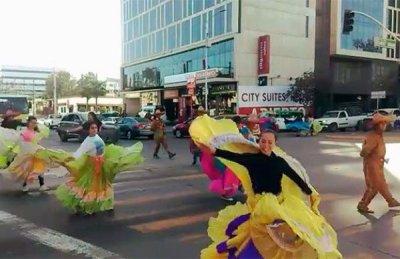 Convierten el alto del semáforo en una presentación urbana de folclor mexicano