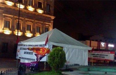 Instalan plantón en Palacio de Gobierno, hasta que Gobernador de Coahuila los atienda