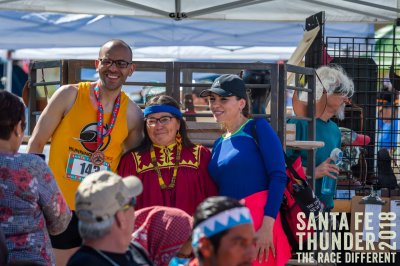 Participan rarámuris en el Medio Maratón "Santa Fe Thunder", en Albuquerque