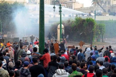 Siguen choques entre civiles y militares en Egipto