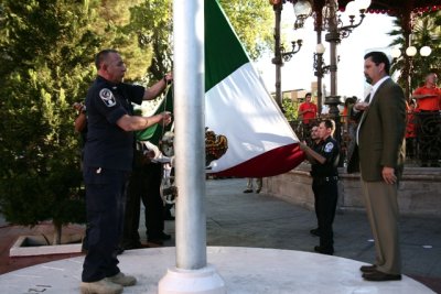 Rinden honores a la bandera en Plaza de Armas