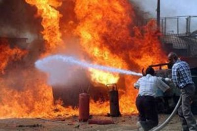 Comando armado incendia dos gasolineras en Michoacán