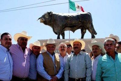 Duarte apapacha a ganaderos 