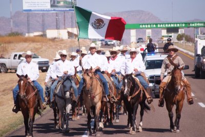 Recibe alcalde a la cabalgata villista en la carretera a ciudad Juárez