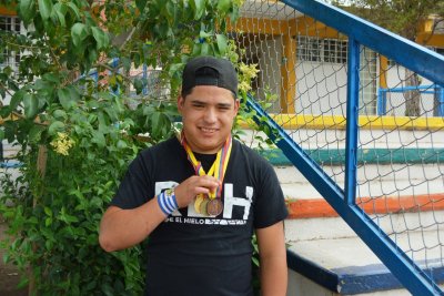 Gana alumno del CAM oros y bronce en Olimpiada Especial en Colombia