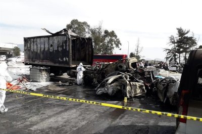 Suman 19 muertos por choque en caseta en la México-Puebla