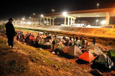 Rechazan migrantes ir a albergues; no dejarán el río Bravo, dicen