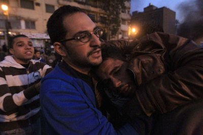 Dos muertos y más de 928 heridos en enfrentamientos en El Cairo 