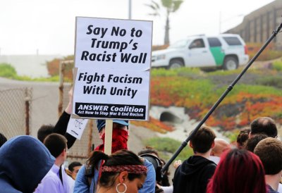 Queman piñata de Trump para manifestar rechazo al muro fronterizo en Mexicali