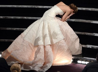 Jennifer Lawrence gana el Oscar y se cae…