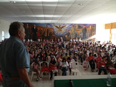 Se reune Kamel Athie con 500 mujeres de Guerrero