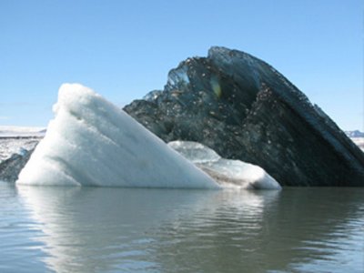 Aparición de iceberg negro causa polémica en redes sociales