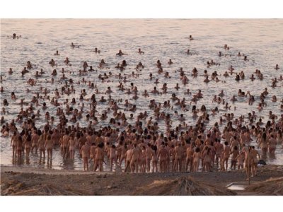 Convierte Tunick el Mar Muerto en mar desnudo