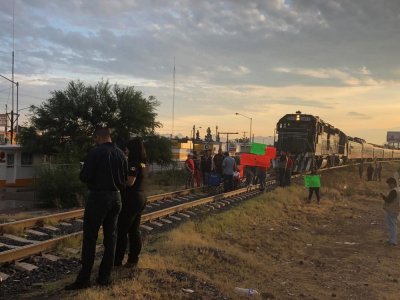 No sale tren a Los Mochis por bloqueo de jubilados