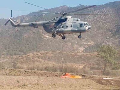 10 helicópteros trabajan en combate del incendio de Santiago, NL