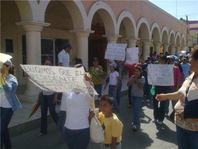 Promete obras el alcalde de Jiménez, pero no cumple