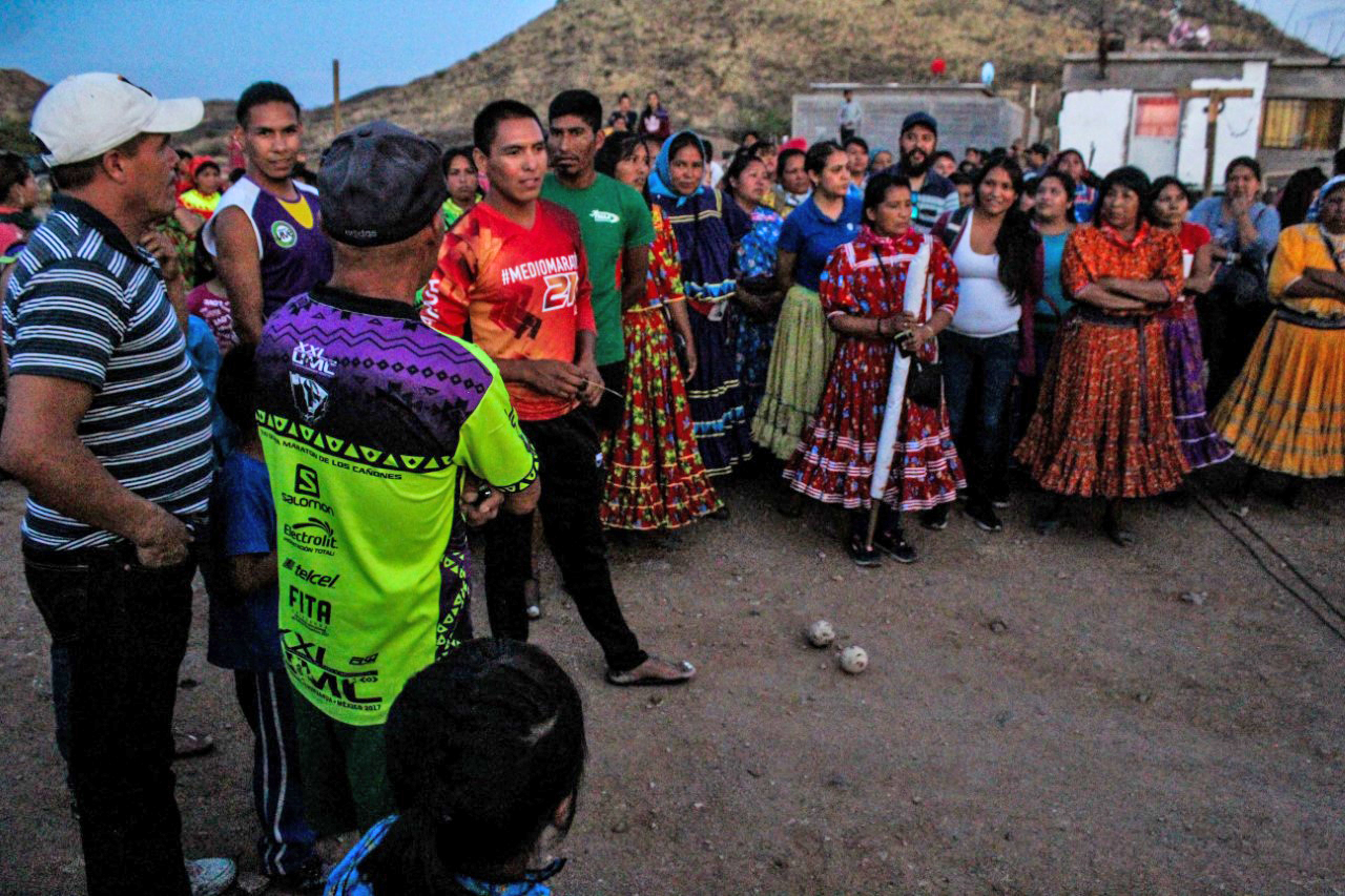Disfrutan más de 400 rarámuris Primera Carrera de Bola entre Alta y Baja  Tarahumara