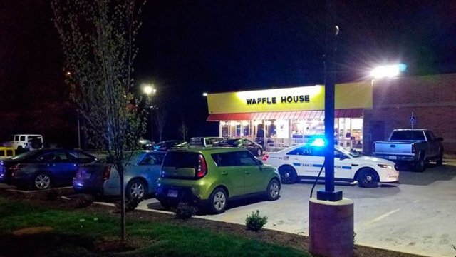 Un hombre desnudo abre fuego en una cafetería de Tennessee: 4 muertos