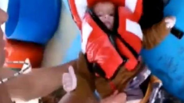 Rescatan con vida a un bebé sirio en el mar Egeo