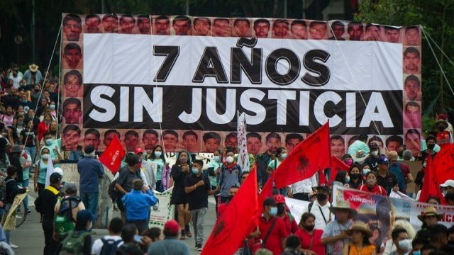Marchan en Nueva York y México por 7 años de la desaparición de los 43 de Ayotzinapa