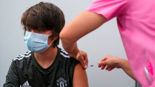 AMLO se opone a vacunar a 13 millones de jóvenes; rechaza dictamen de Juez