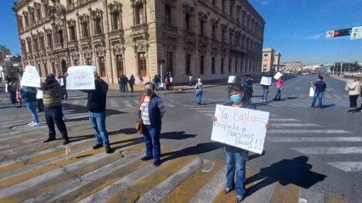 Empleados del Cecytech bloquean el Centro para exigir pagos pendientes, en Chihuahua