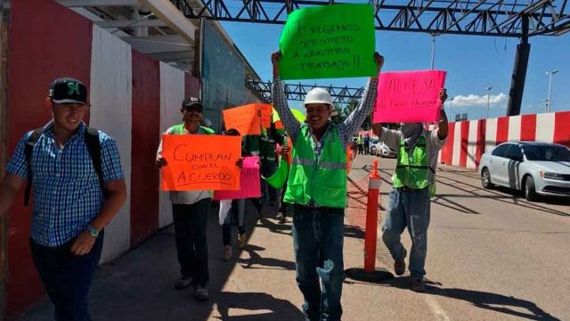 Se manifiestan trabajadores del aeropuerto por falta de pagos