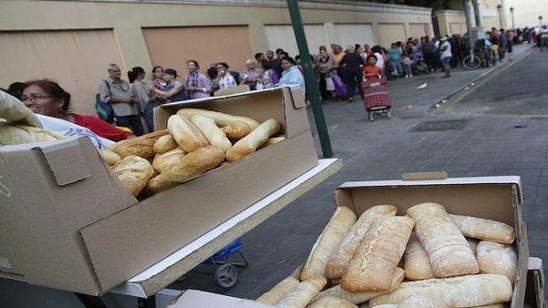 España: Pobreza obliga a miles a hacer largas colas para comer