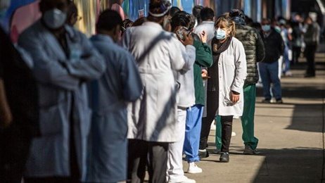 Médicos de Hospital La Raza denuncian que sólo vacunaron a directivos; el IMSS lo niega