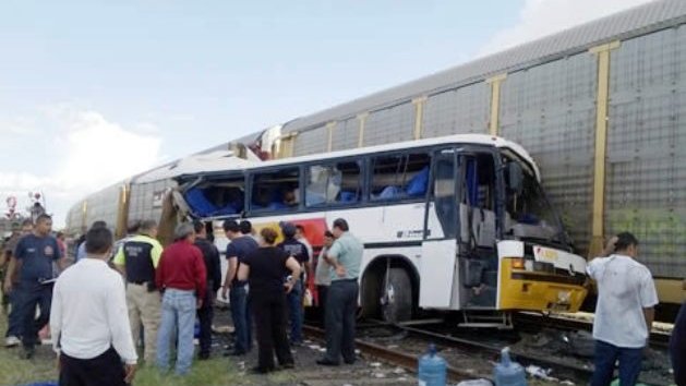 Reportan 4 muertos en accidente de autobús con tren en Meoqui