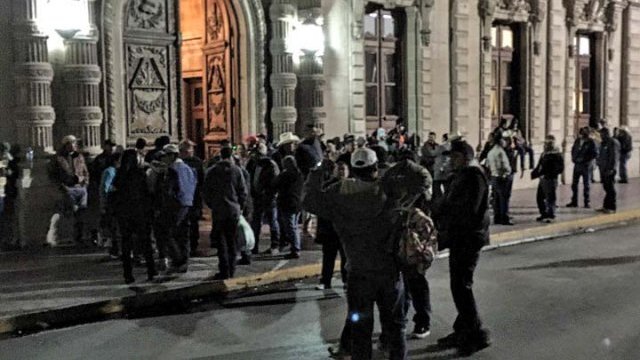 Duró ya 10 horas el bloqueo de los frijoleros al Palacio de Gobierno