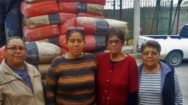 Reciben familias humildes de Villa López paquetes para la construcción