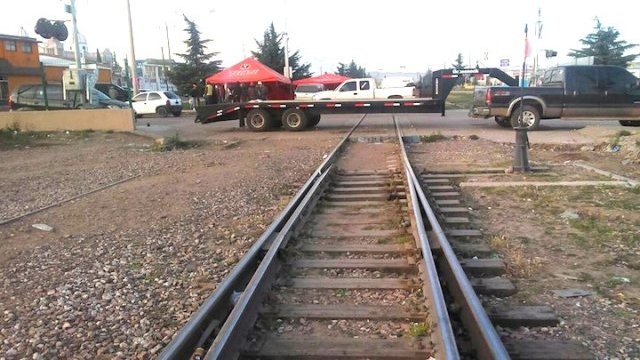 Bloquean lecheros las vías del tren en Delicias