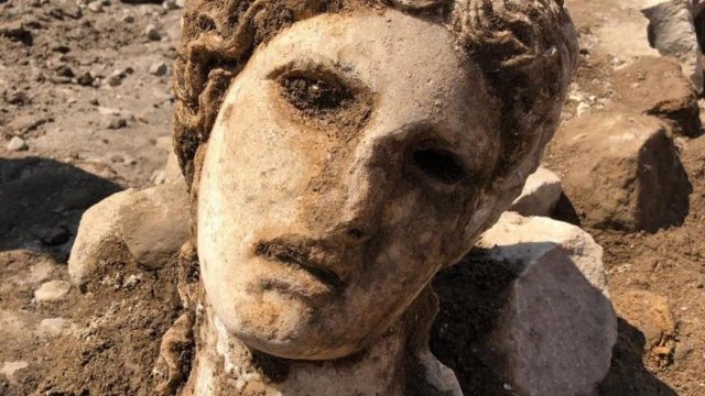 Hallan en Roma una cabeza del dios Baco de 2 mil años de antigüedad