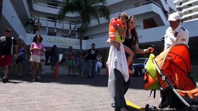 Atienden en la calle a pacientes en Ometepec, por sismo