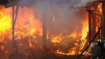 Fuerte incendio en fábrica provoca pánico en colonia centro