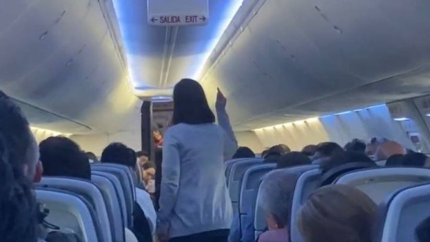 Mujer increpa a AMLO en vuelo a Mérida: 