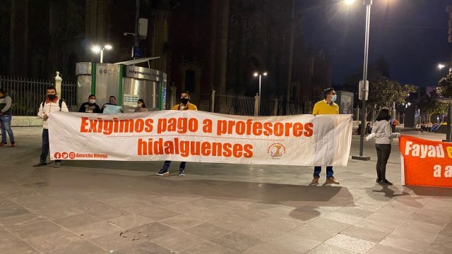 Protestan en Palacio Nacional maestros de Hidalgo; tienen un año sin sueldo